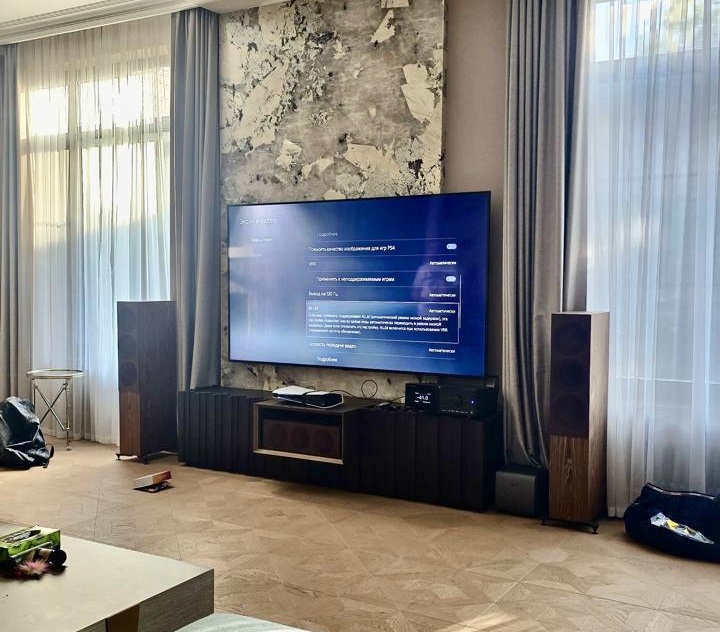 Здесь в качестве акустики была выбрана система KEF R серии в цвете Орех