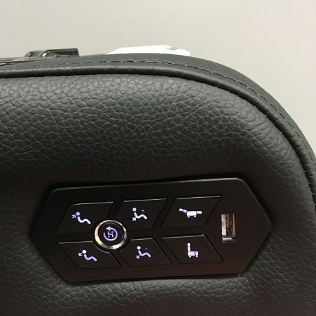 Комплект из 2-x моторизованных кресел реклайнеров 7Seats Diamond Console Comfort Edition Black (кожа/пвх) SALE из шоу-рума