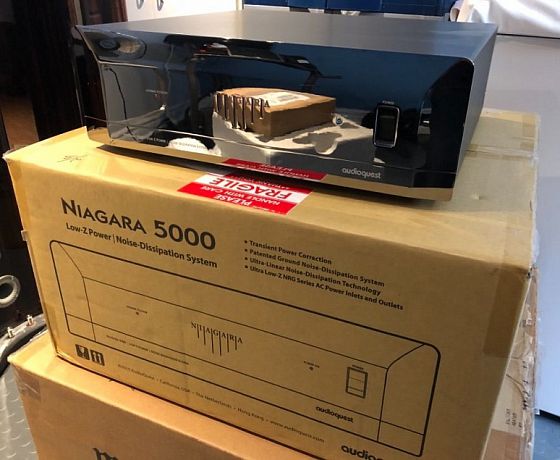 Фильтр питания AudioQuest Niagara 5000 (12 розеток)