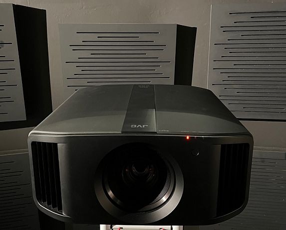 Лазерный 8K проектор JVC DLA-NZ7