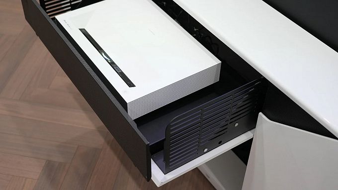 Моторизованная тумба с экраном для ультракороткофокусных лазерных проекторов Classic Invisible Slim Cabinet-80 White/Black