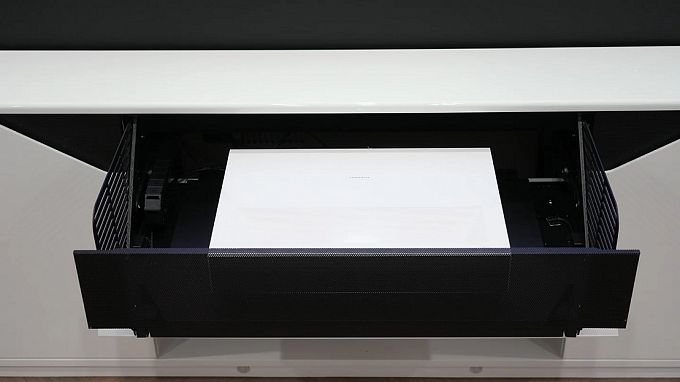 Моторизованная тумба с экраном для ультракороткофокусных лазерных проекторов Classic Invisible Slim Cabinet-88 White/Black