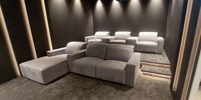 Моторизованное кинотеатральное кресло-реклайнер 7Seats Gravity (ткань)