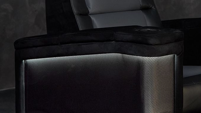 Моторизованное кинотеатральное кресло 7Seats Modena Carbon Edition