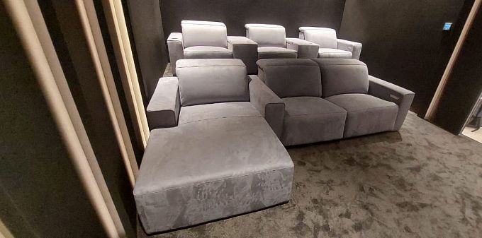 Моторизованное кинотеатральное кресло-реклайнер 7Seats Gravity (ткань)