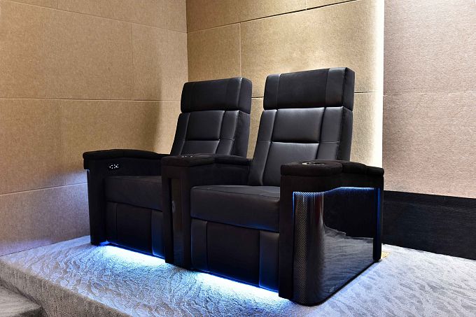 Моторизованное кинотеатральное кресло 7Seats Modena Carbon Edition