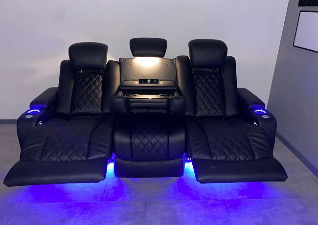 Комплект из 2-x моторизованных кресел реклайнеров 7Seats Diamond Console Comfort Edition Black (кожа/пвх) SALE из шоу-рума