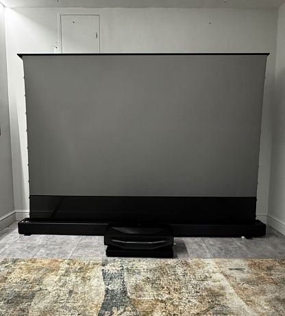Моторизованный напольный ALR экран Global Screen OFM-100 124*221 Black Code UST 0.5 Perfo (Sale из шоу-рума с дефектом натяжения)